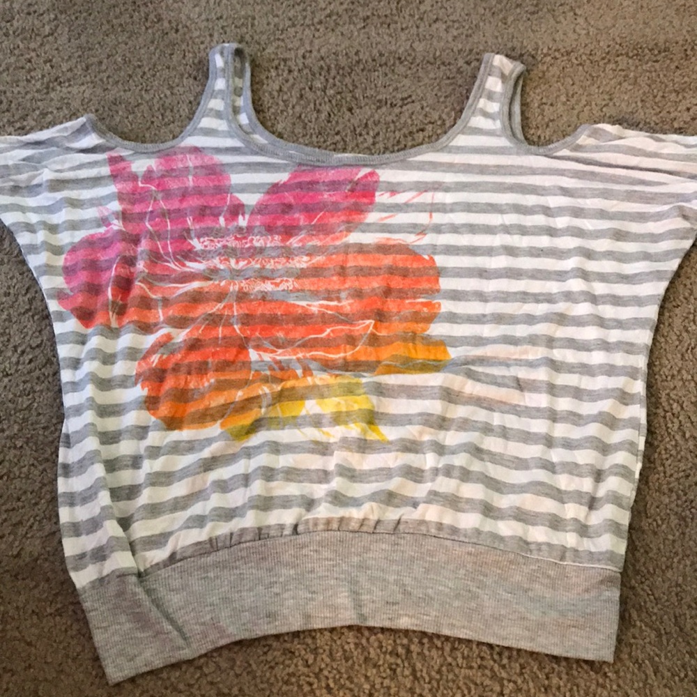 Off the shoulder top! Very cute and comfy. Size M